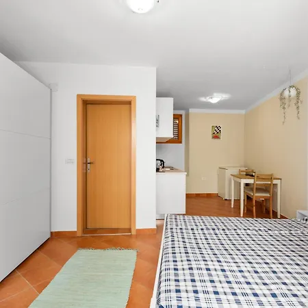 Leone Apartman *